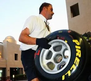  Mecânico carrega pneu da Pirelli, que volta à F-1 após mais de duas décadas