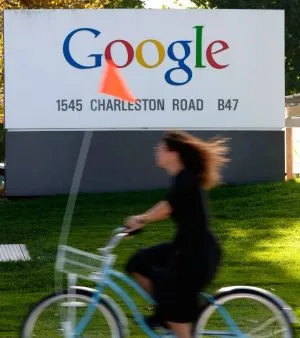  Funcionária do Google anda de bicicleta na sede da empresa, em Mountain View, nos EUA