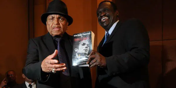  Joe Jackson, juntamente com o produtor Leonard Rowe, lançou livro ontem em São Paulo