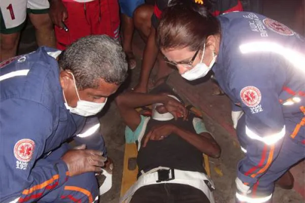 O rapaz ferido recebeu socorro de uma equipe do Sistema de Atendimento Móvel de Urgência (Samu)  