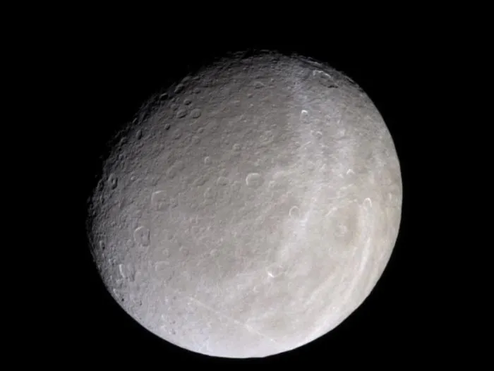  Reia, a segunda maior lua de Saturno