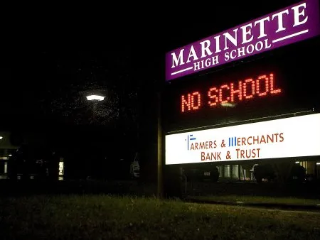  Letreiro eletrônico anuncia suspensão das aulas em escola de Marinette, no Estado americano do Wisconsin, após sequestro de alunos nesta segunda (29)