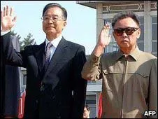  O premiê chinês Wen Jiabao (à direita) e Kim Jong-il, durante visita a Pyongyang em 2009