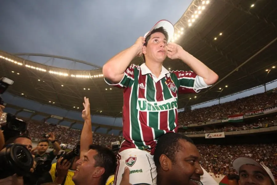 Conca nos braços dos tricolores: consagrado como ídolo e craque no Fluminense