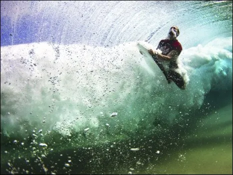  Foto tirada dentro de uma onda, na Austrália, foi a vencedora da competição de fotografias digitais