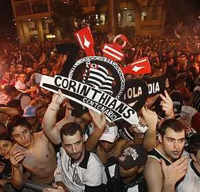 O Corinthians é embalado por sua fanática torcida, carinhosamente chamada de "nação alvinegra"