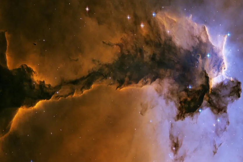   Torre de gás frio e poeira sai de um berçário estelar chamado Nebulosa da Águia, localizado a 7.000 anos-luz de distância da terra 