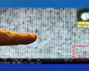  Cientista mostra o tamanho do novo microchip em comparação com outros