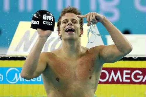    Cielo faz festa na piscina em Dubai com o ouro nos 50m livre