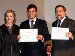  A presidente do TRE, Regina Portes, o governador eleito, Beto Richa, e o vice Flávio Arns: diplomados e com contas aprovadas 