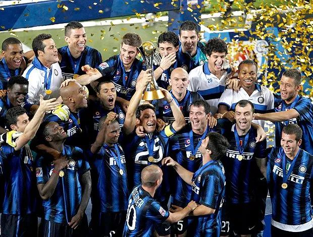  Zanetti levanta a taça do Mundial conquistada pelo Inter de Milão