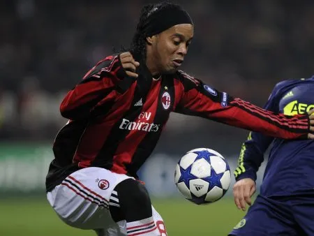  Ronaldinho tem R$ 9 milhões a receber do Milan e não quer abrir mão do valor