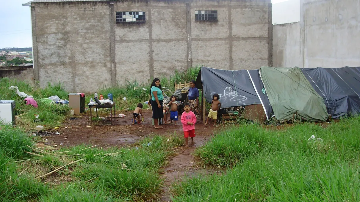 Terreno baldio é morada de índios em Apucarana