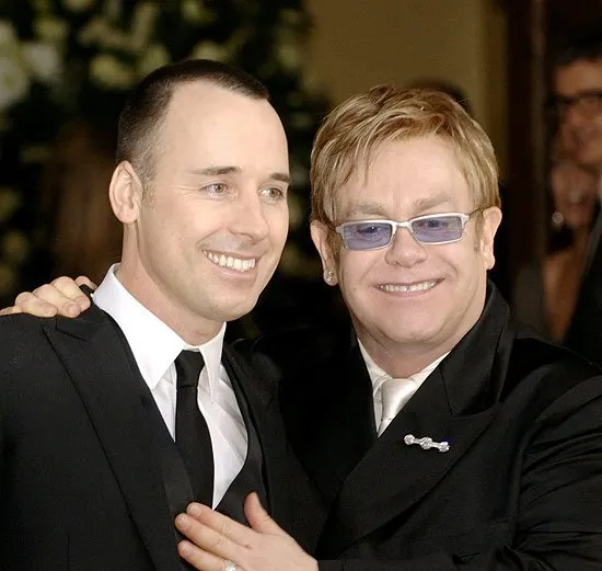  O cantor britânico Elton John (à direita) ao lado do produtor David Furnish, após casamento civil em 2005