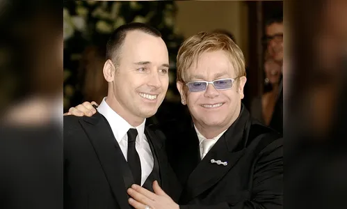 ​Cantor Elton John oficializa casamento após 21 anos de relacionamento