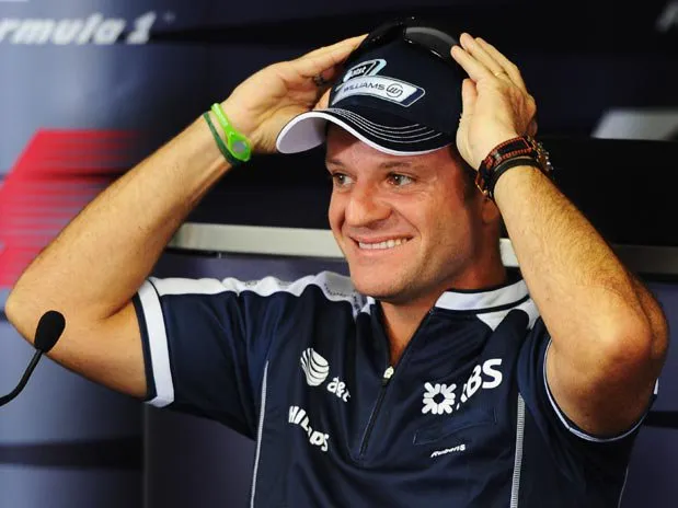  Rubens Barrichello afirma que pulseira verde em seu braço direito lhe dá mais força e flexibilidade