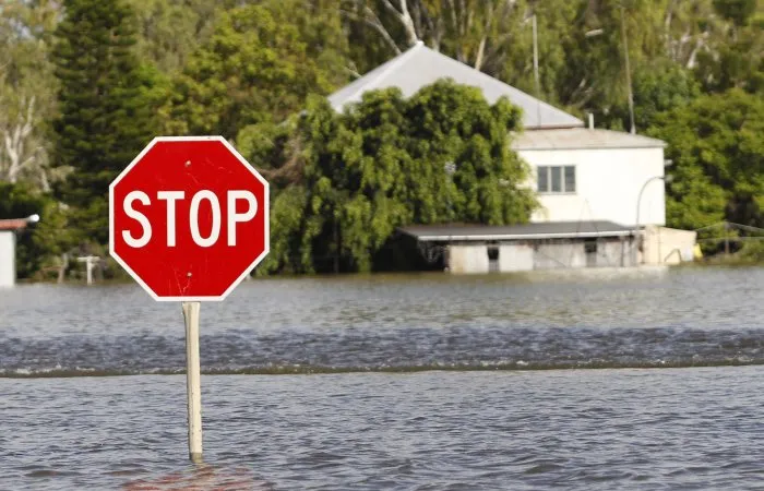  Água invade ruas de Rockhampton, em Queensland, no nordeste da Austrália; país se prepara para mais enchentes