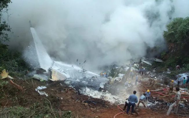 Bombeiros tentam apagar as chamas do avião Boeing 737-800 da Air India