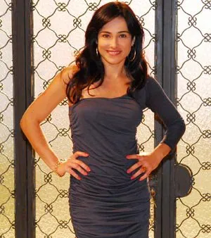  A  atriz Cássia Linhares posa com o figurino da personagem Silvia da novela Rebelde
