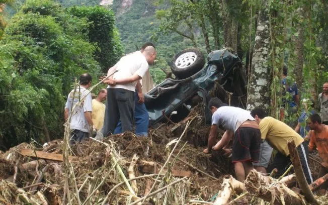  Uma encosta deslizou e soterrou casas e carros no bairro Caleme em Teresópolis