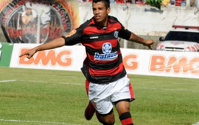  Recém-contratado, meia Vander marcou o primeiro gol do Flamengo na partida