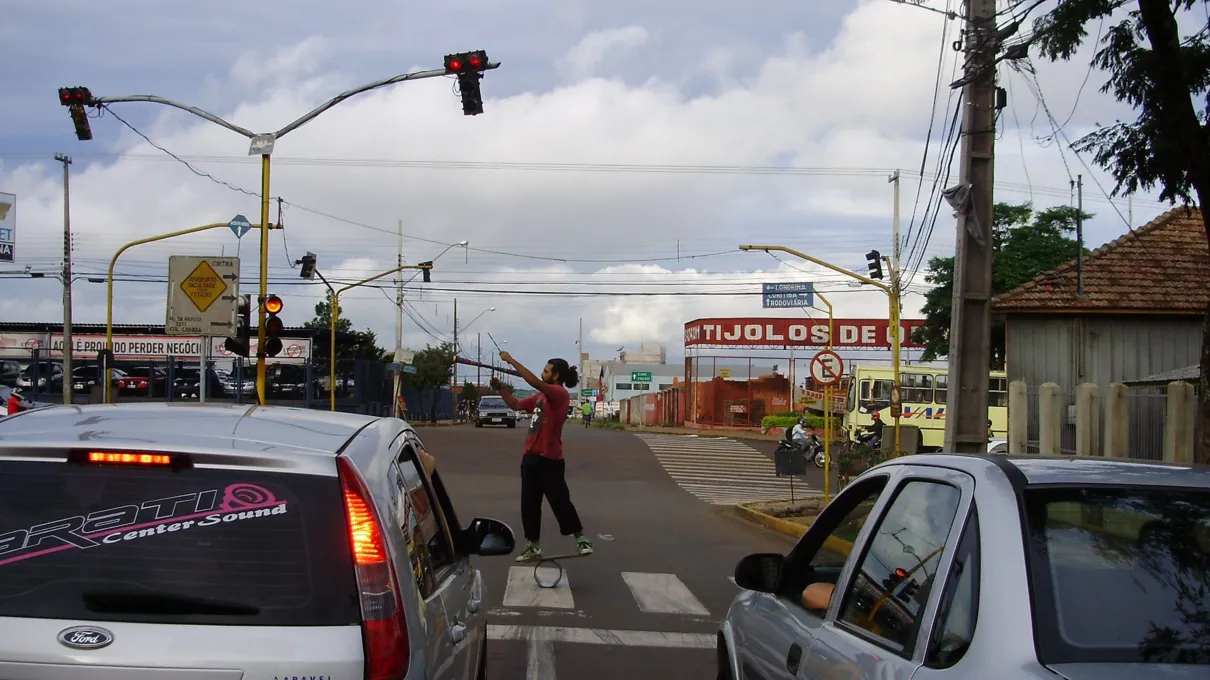  Artista de rua se apresenta em semáforo de Apucarana