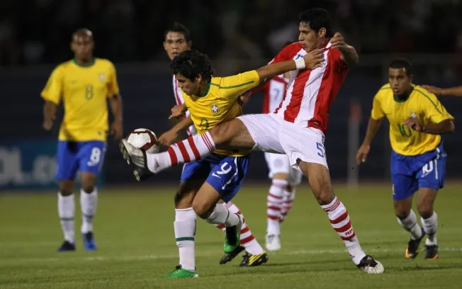  Henrique recebe marcação paraguaia no primeiro tempo em Tacna
