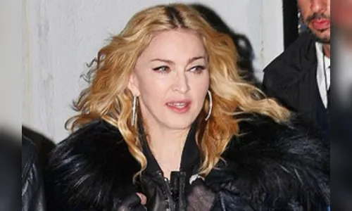 Madonna faz show surpresa para pedir paz e 