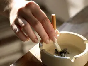 Cigarro é o principal fator que faz elas viverem mais que eles
