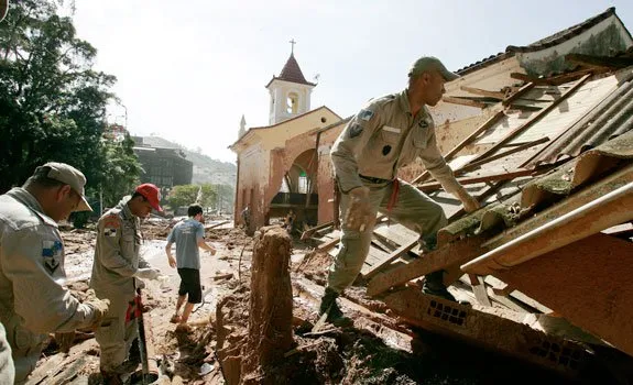  Bombeiros vasculham partes da Igreja de Santo Antônio, em Nova Friburgo, que ficou parcialmente destruída pelas chuvas