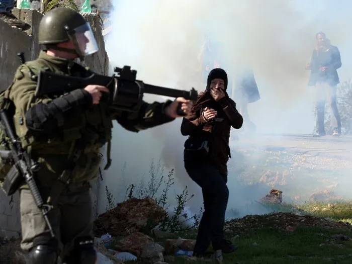  Soldado israelense lança gás lacrimogênio para conter manifestação em Halamish