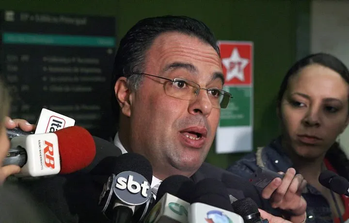 O deputado federal André Vargas, secretário nacional de Comunicação do PT, informou nesta segunda-feira (24) que pretende disputar a prefeitura de Londrina
