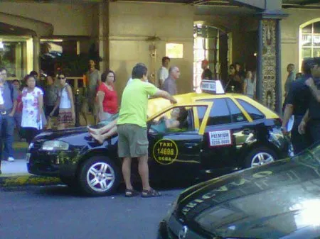  Foto reproduzida por uma usuária do Twitter mostra momento após queda da jovem do 23º andar; taxi estacionado no local amorteceu a queda