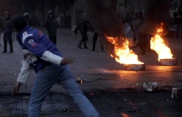  Manifestante enfrenta policiais no Cairo nesta quarta-feira (26)
