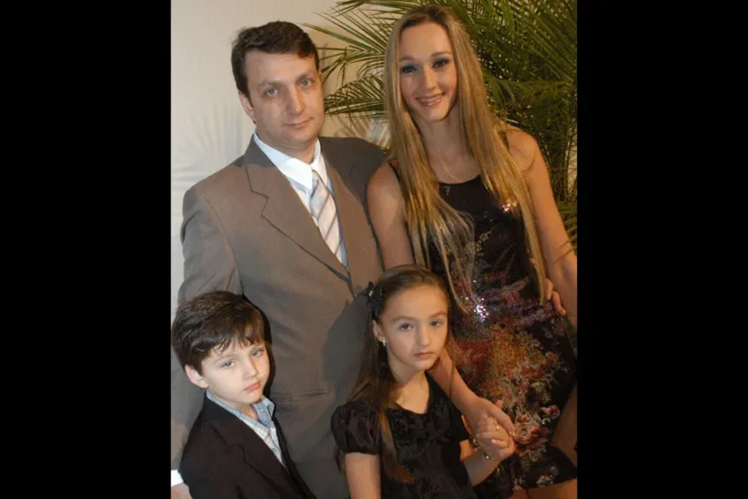   Edigar Rufatto e Cassiana Vizoni junto dos filhos Digo e Giana 