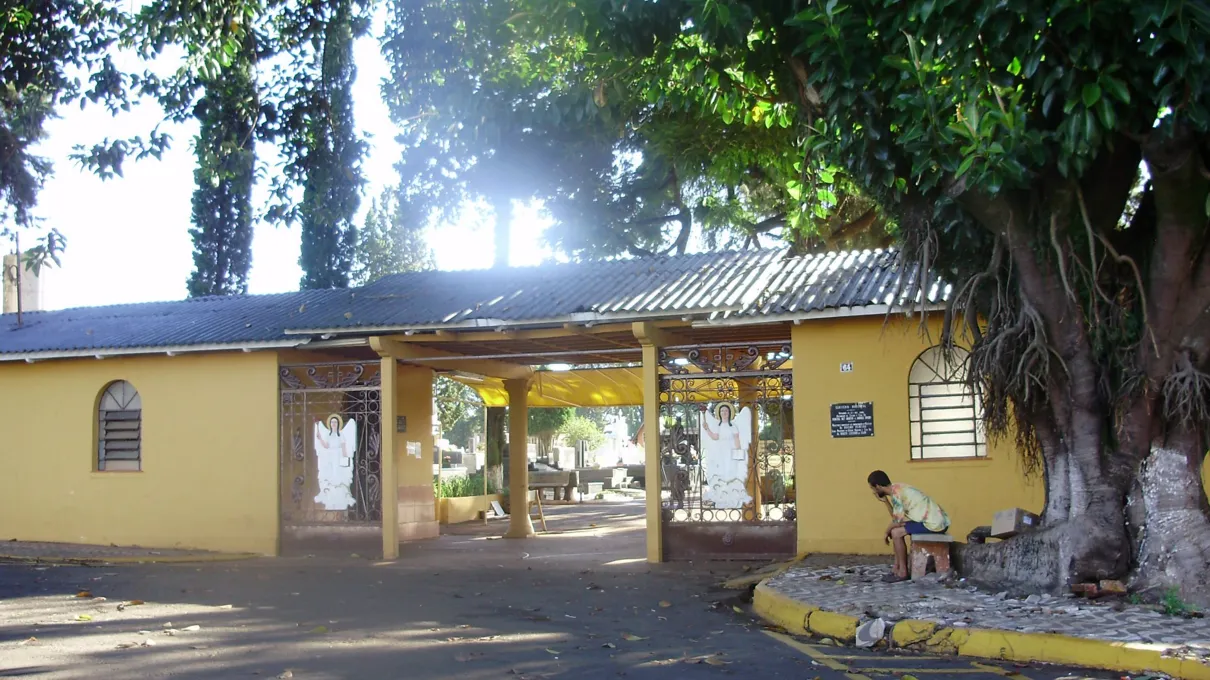  Portal de entrada do Cemitério Cristo Rei em Apucarana