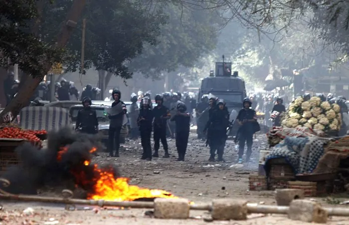  Tropa de choque entra em confronto com manifestantes nas ruas da capital egípcia