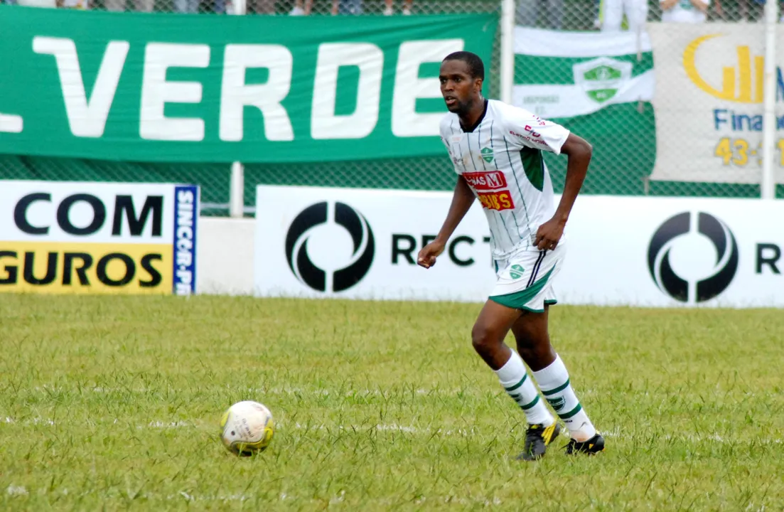 Volante Fabinho defende o Arapongas Esporte Clube na Capital