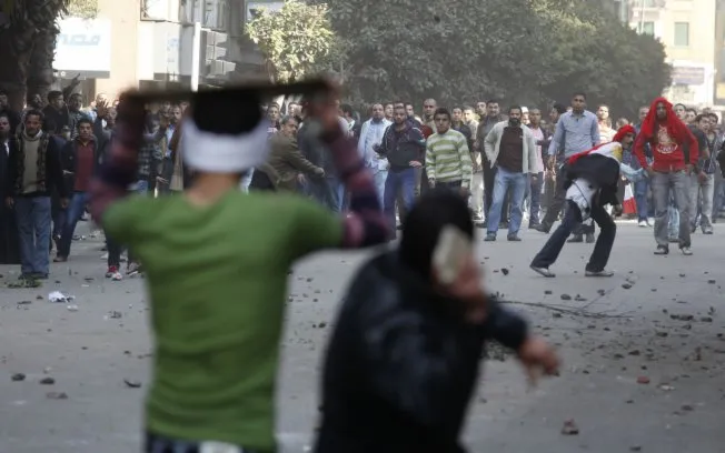  Manifestantes pró e contra Mubarak entram em choque no centro do Cairo
