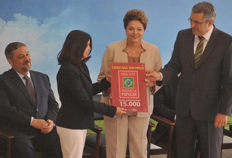  A presidenta Dilma Rousseff durante cerimônia de anuncio do início da distribuição gratuita de medicamentos contra hipertensão e diabetes por meio do programa Aqui Tem Farmácia Popular