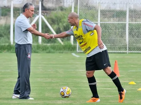  Pressionado, Tite acredita que continuará no cargo mesmo em caso de derrota para o Palmeiras