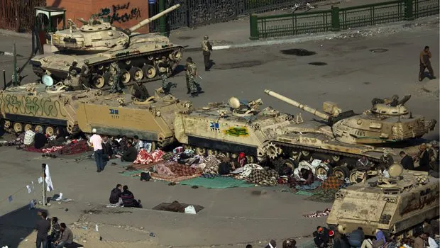  Manifestantes acampados próximo a tanques na Praça Tahrir, no Cairo, nesta quarta-feira (9) 
