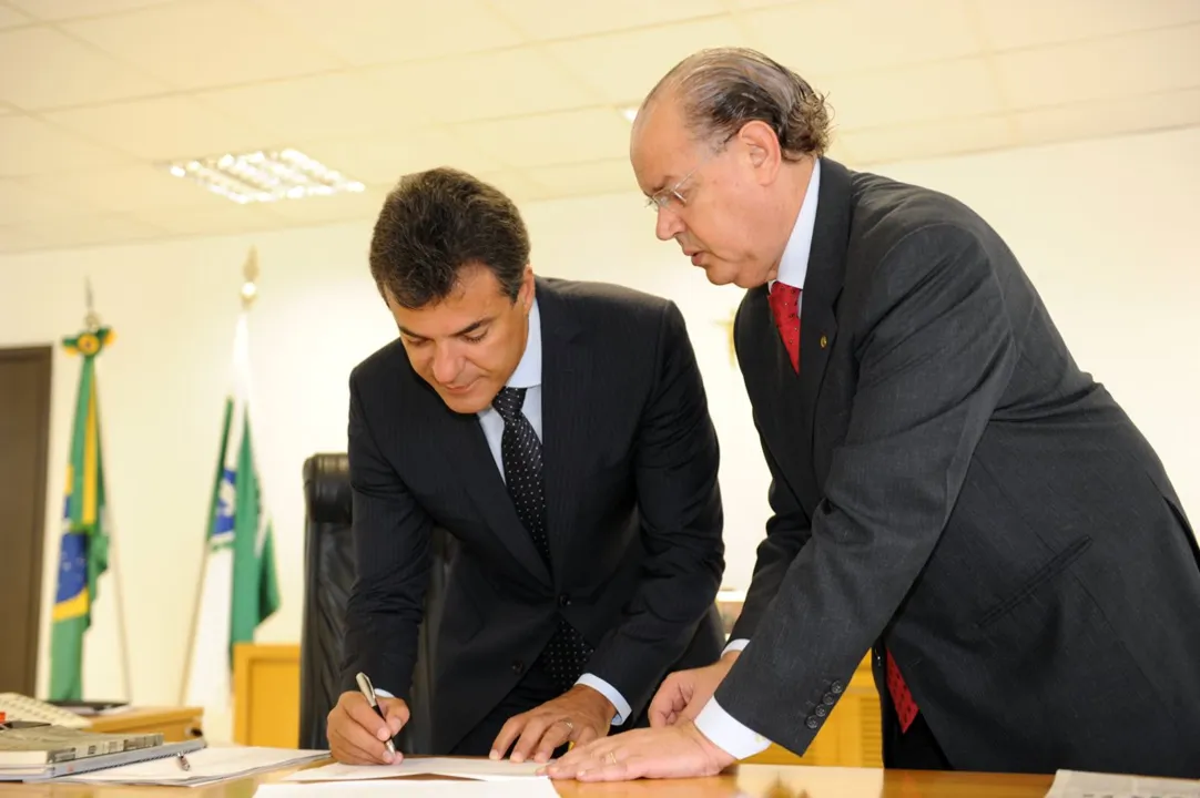    Governador Beto Richa com Secretário da Fazenda Luiz Carlos Hauly, assina termo de liberação de recursos para Secretaria de Estado da Saúde.Curitiba