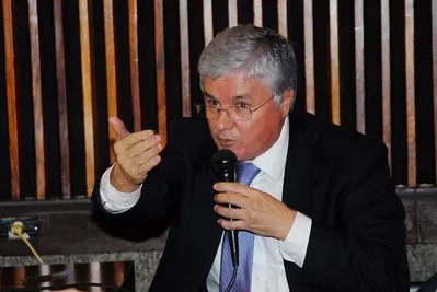 O presidente da Assembleia Legislativa do Paraná (Alep), Valdir Rossoni (PSDB), afirmou que vai recontratar apenas 25% dos funcionários comissionados