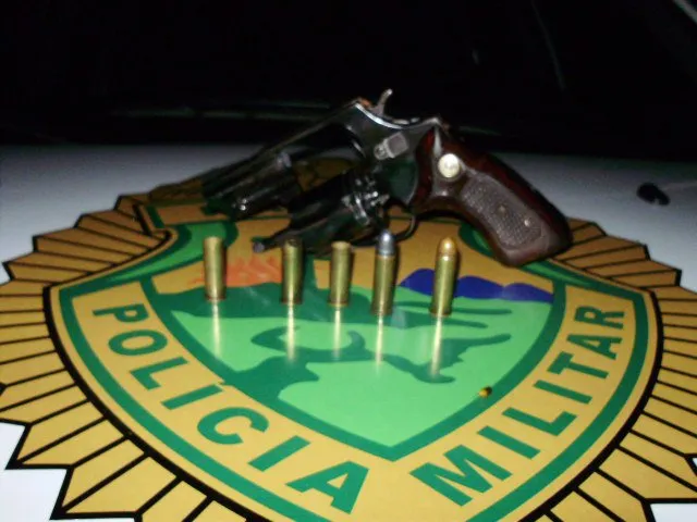 A polícia de Faxinal confirmou, nesta terça-feira (15), que prendeu dois homens por tráfico de drogas e posse ilegal de arma de fogo