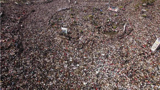  Praça Tahrir, no Cairo, lotada nas celebrações desta sexta-feira