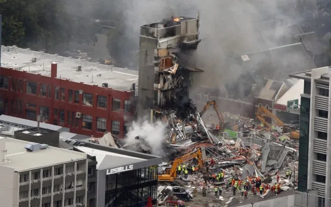  Equipes de resgate trabalham para extinguir fogo em prédio de Christchurch