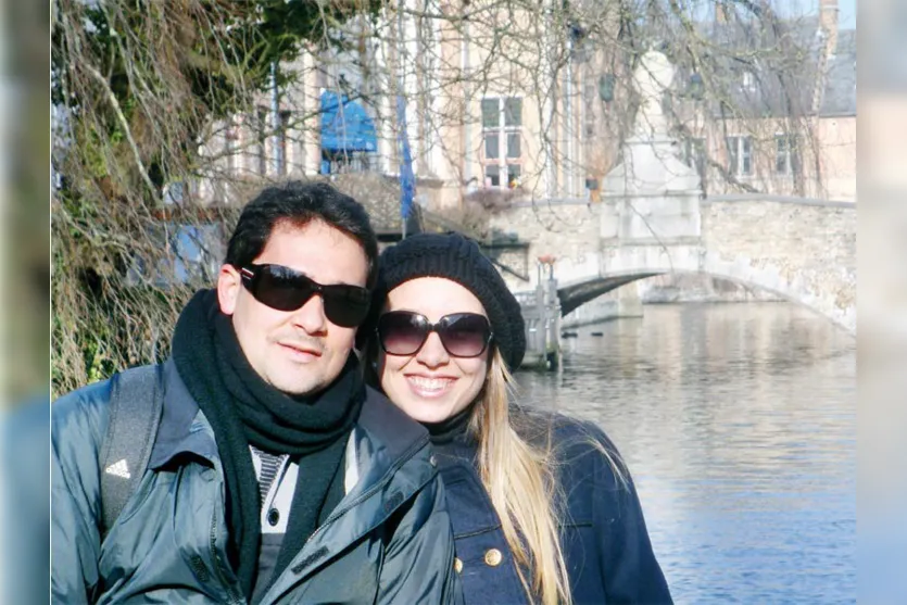   Os advogados Danilo Freire e a esposa Anna Elisa Pacheco Sacchelli Freire aproveitaram 12 dias merecidos de férias em Londres, Amsterdam e Bruges, Bélgica, onde posam para foto 