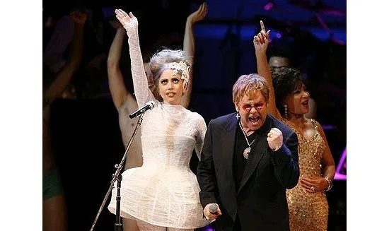  Lady Gaga e Elton John durante performance em evento beneficente em maio de 2010 