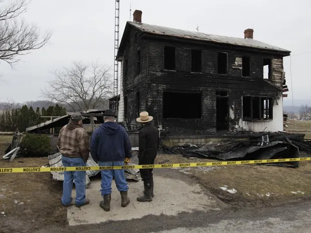  Vizinhos olham casa de fazenda consumida pelo fogo nesta quarta-feira (9) em Loysville, no estado americano da Pensilvâni